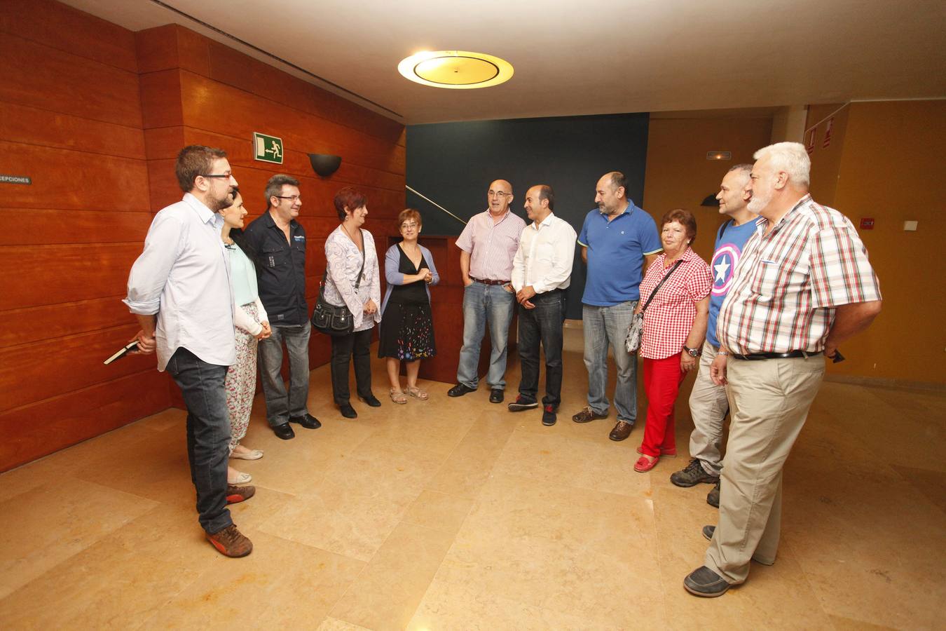 El portavoz de la Plataforma, Francisco Ruipérez, ayer, entre Esther Herguedas y Pedro López, acompañado por representantes de sindicatos y asociaciones. 