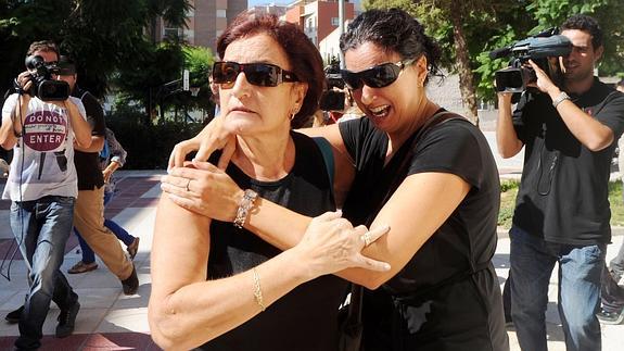 María Rosa Vázquez, llorando, junto a su madre, tras declarar como imputada por el crimen.