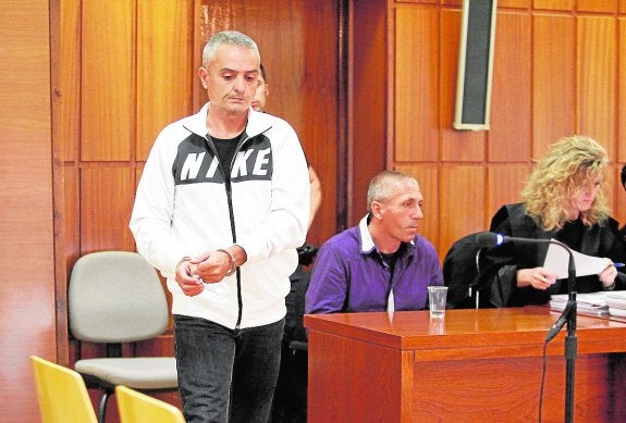 Miguel Ángel G. P., principal acusado (de pie). Sentado en el banquillo, Antolín C. S., procesado por colaboración en el crimen de Era Alta, junto a su abogada  