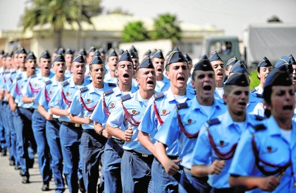 Los nuevos alumnos, durante el desfile celebrado en la AGA.