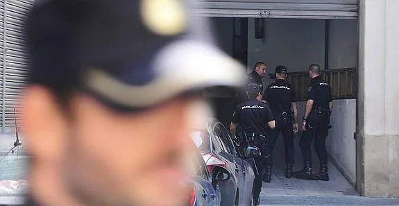 Un grupo de policías nacionales, esperando la llegada de los detenidos, ayer, en la puerta trasera de la Jefatura de Murcia. 
