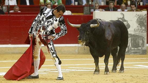 El Fandi, este miércoles, durante su faena en la Feria de Zaragoza.