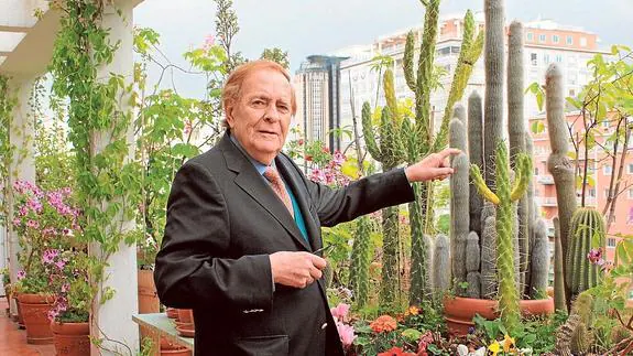 Ramón Tamames, en la terraza de su casa madrileña. 