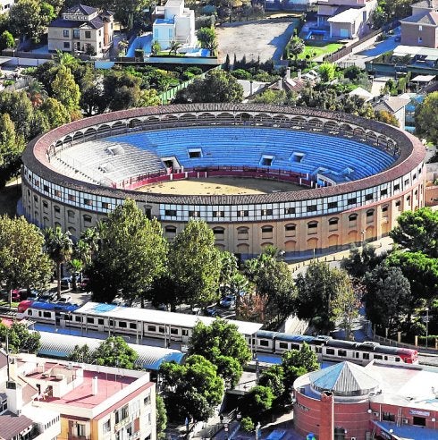 Vista aérea de la plaza de toros de Sutullena. :: martínez bueso