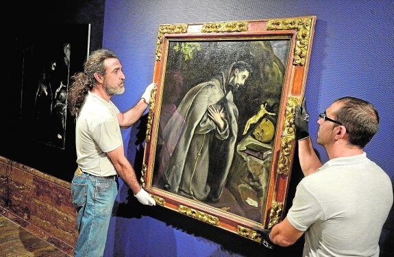 Dos técnicos colocan el cuadro de El Greco, ayer, en el Museo de Bellas Artes de Murcia. 