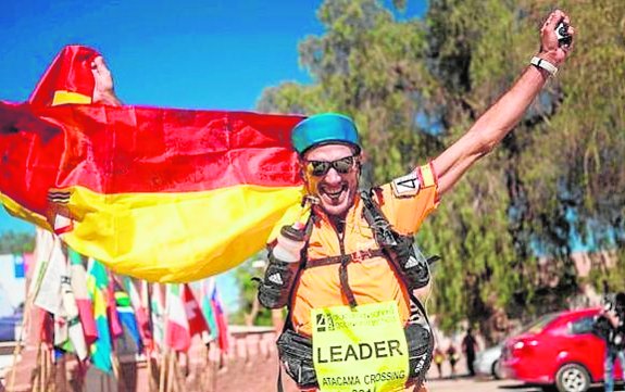 Chema Martínez celebra su triunfo en el Atacama Crossing, el sábado. 