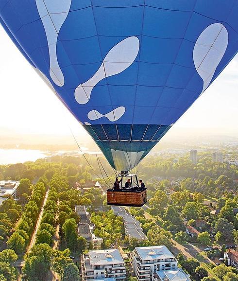 Un globo aerostático sobrevuela Canberra, capital de Australia. 
