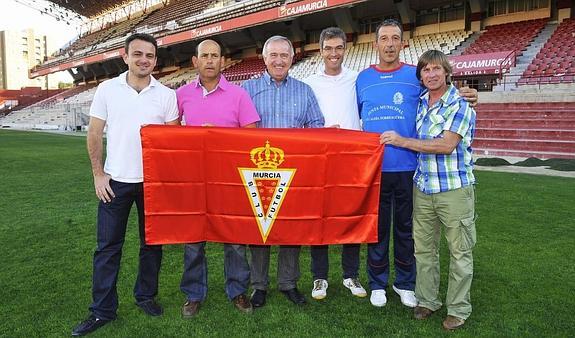 Juanma, Manu Núñez, Vidaña, Richi, Juanjo y Pérez García, algunas viejas glorias del murcianismo.