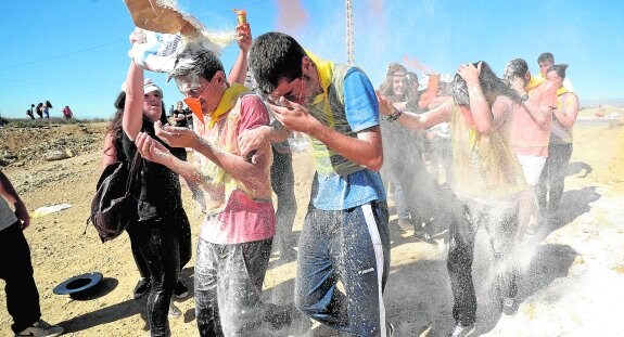 Alumnos de la UMU lanzan huevos y harina a los 'pollos' en un descampado cerca del campus de Espinardo.