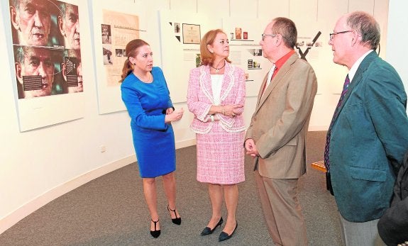 Dorota Barys, directora del Instituto de Cultura de Polonia; María Comas, directora general de Bienes Culturales; Jorge Zieleniewski, cónsul honorario de Polonia y Antonio Prats, director de la Biblioteca.