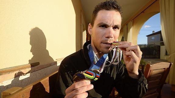 Eloy Teruel, con las tres medallas que logró a principios de año en Colombia, en el Mundial de Ciclismo en pista. 