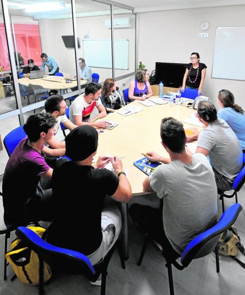 Un grupo de italianos y estadounidenses, durante una de las clases de castellano. :: vicente vicéns /AGM