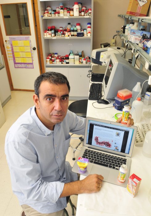 José Manuel López Nicolás, en un laboratorio de la Facultad de Veterinaria con su ordenador.