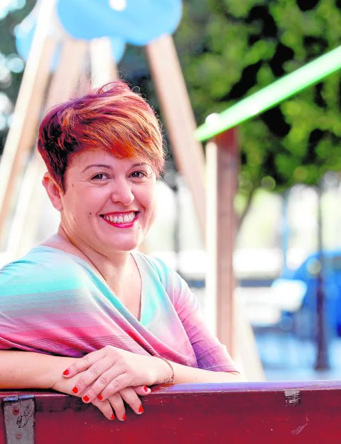 Ruth Cantó sonríe en un parque infantil de Molina de Segura, donde vive. 