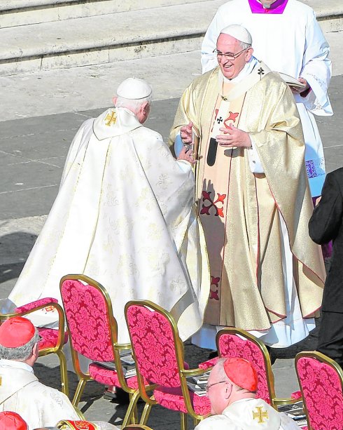 Francisco saluda a Benedicto XVI, ayer, en la beatificación de Pablo VI.