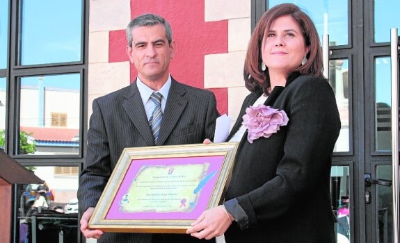 El alcalde de Campos, junto a la hija del homenajeado.  j. l. piñero