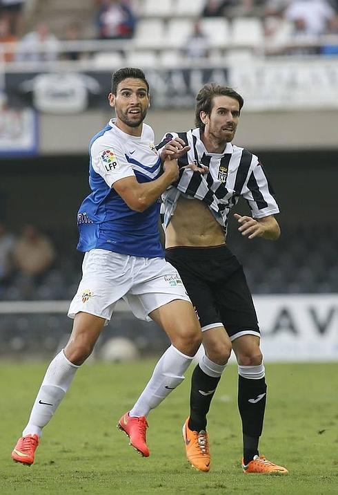 Iván Sánchez, del Almería B, agarra a Germán, del Cartagena, en el partido del pasado domingo en el Cartagonova. 