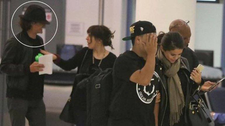 Selena Gomez y Orlando Bloom fotografiados juntos en el aeropuerto de Los Ángeles. 