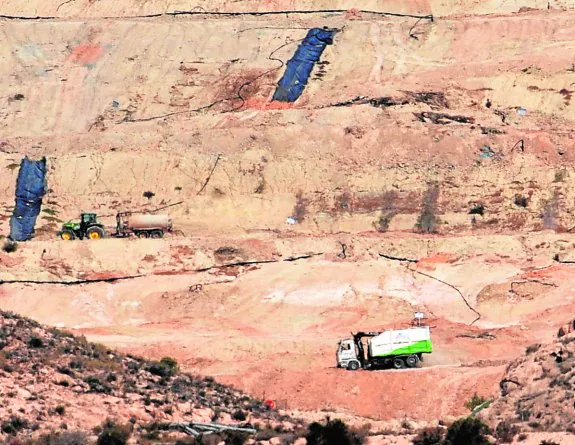 Un camión, en uno de los vasos del vertedero de Proambiente. 