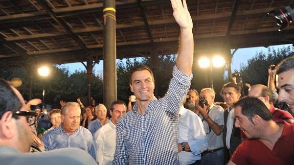 Pedro Sánchez, a su llegada este viernes a la Pérgola de San Basilio, en Murcia.  