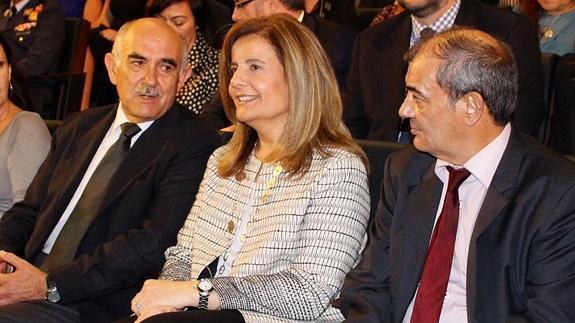 Fátima Báñez, junto a Alberto Garre y el presidente de Ucomur, Juan Antonio Pedreño. 