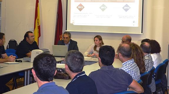 La directora general de Calidad Educativa, Innovación y Atención a la Diversidad, Begoña Iniesta, durante una reunión con directores de centros escolares.