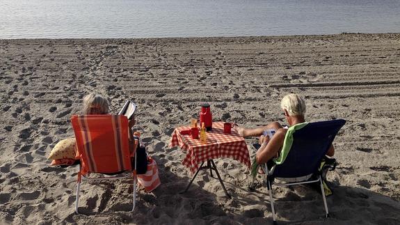 Turistas extranjeros en La Manga del Mar Menor.