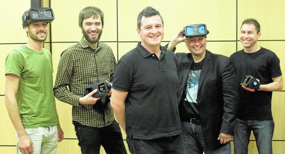 Daniel Serrano, Paco Álvarez, José Antonio García, Manuel Gutiérrez Novela y Álvaro Redondo, el núcleo de Immersion Vrelia, con el prototipo de las gafas de realidad virtual y aumentada que van a poner en el mercado en apenas dos meses. 