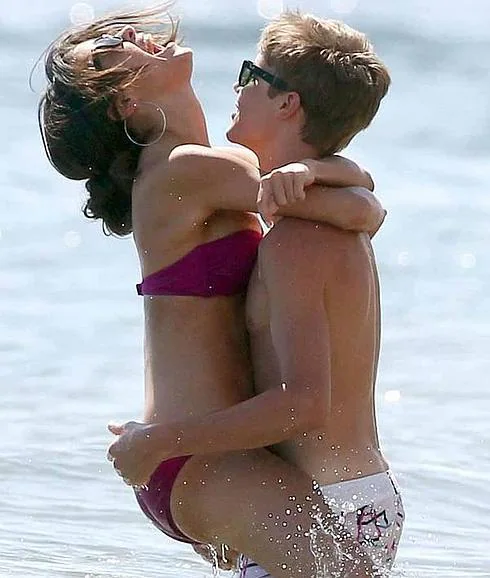 Justin Bieber y Selena Gomez durante unas vacaciones en la playa. 