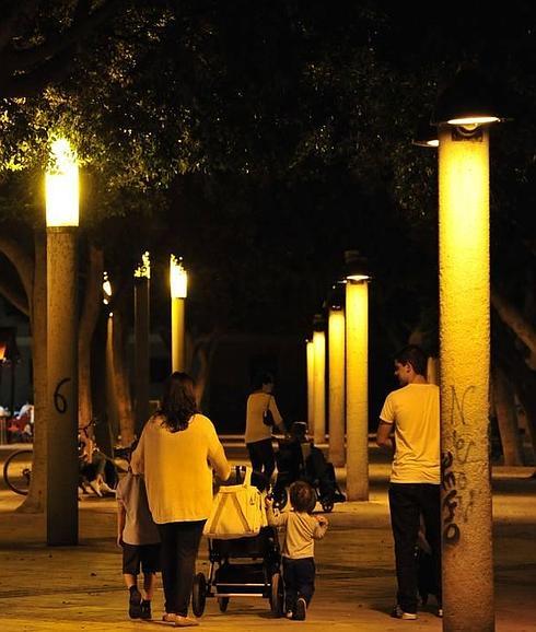 Luminarias eficientes en el paseo Fotógrafo Verdú, junto al Museo de la Ciencia. 