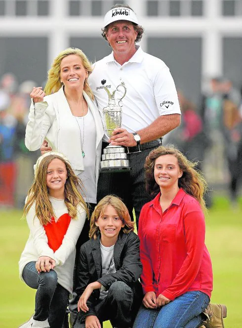 En familia. Phil Mickelson celebró su triunfo en el British Open de 2013 (Muirfield-Escocia) arropado por su esposa Amy y sus tres hijos Amanda, Sofía y Evan (c).
