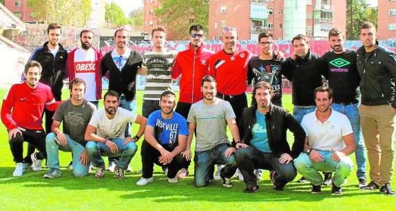 Los estudiantes de la primera promoción del Másters en Preparación Física y Readaptación Deportiva en Fútbol LFP-UCAM, en Vallecas con Paco Jémez, entrenador del Rayo. :: lv
