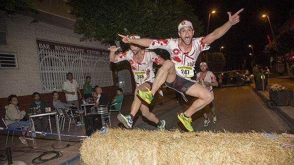 Participantes caracterizados de zombies. 