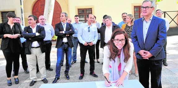 La candidata a la alcaldía de Cartagena firma el código junto a Tovar y los candidatos. vicens/AGM
