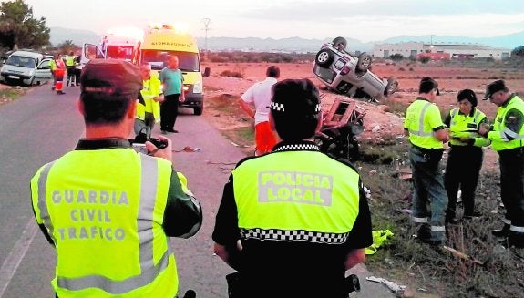 Agentes de la Guardia Civil y la Policía Local, en el lugar del trágico accidente. 