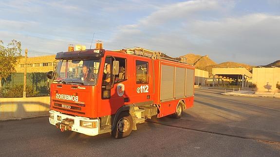 Uno de los camiones de bomberos en las instalaciones de la desaladora.