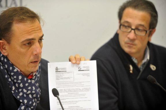Francisco Espejo y el vicealcalde, José Cabezos, en una rueda de prensa sobre el chalé en 2013. agm