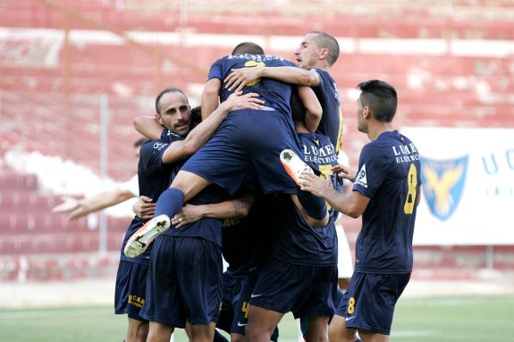 Los jugadores del UCAM, celebrando uno de sus goles. 