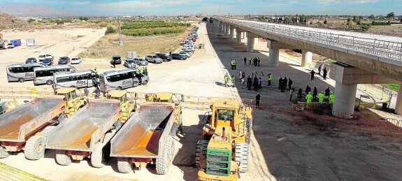 Obras de la plataforma del AVE en el tramo Monforte-Murcia. Adif ya ha contratado la electrificación y montaje de vías. 
