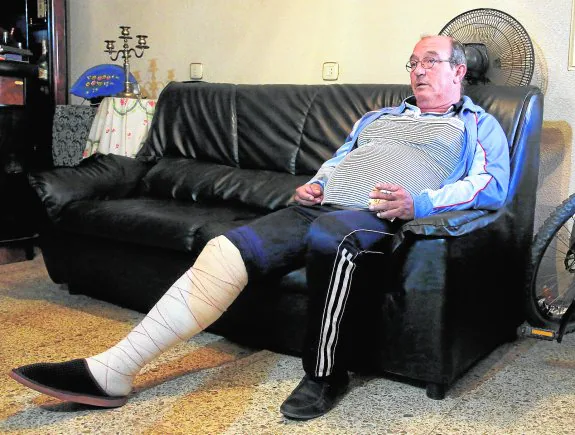 Ginés Martínez Fernández, ayer, en su casa de Bullas, relatando el accidente de la Venta del Olivo mientras se fuma un cigarrillo. 