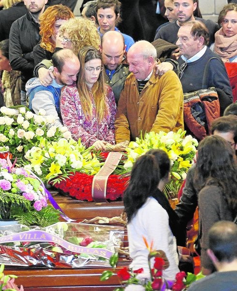 Familiares de uno de los fallecidos se despiden del féretro, ayer en Bullas. 