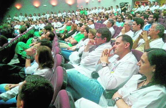 Médicos de La Arrixaca, en una asamblea en protesta por los recortes el año pasado. 