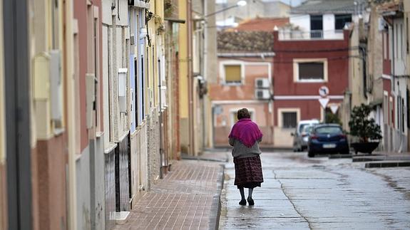 Una vecina camina por las calles de Bullas en la mañana de este martes. 