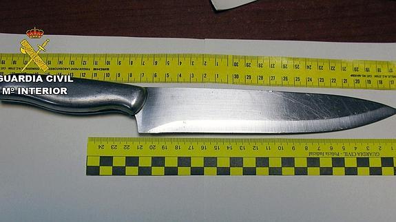 Cuchillo con el que supuestamente agredió el detenido al menor. 