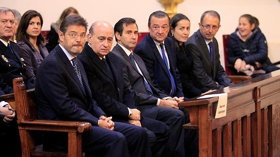 Los ministros del Interior, Jorge Fernández Díaz (2i), y Justicia, Rafael Catalá (i), y la directora general de Tráfico, María Seguí (5i), entre otros, asisten a la misa.