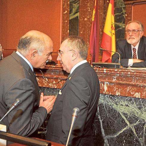 Garre y Campos hablan en la Asamblea observados por Celdrán. 