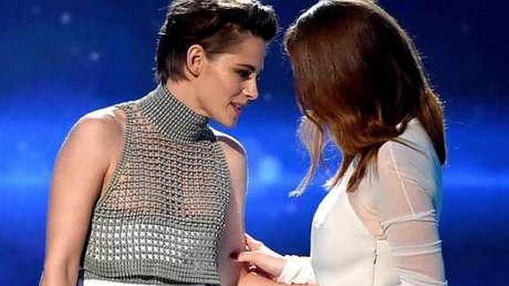 Kristen Stewart enseña los pechos en los Hollywood Film Awards