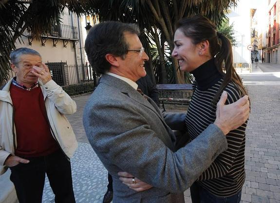 El alcalde Francisco Jódar y la técnico de Turismo Mamen Lafuente se abrazan ayer, en la Plaza de la Bordadora, tras conocer la noticia. Detrás, Eduardo Montesinos no puede evitar la emoción.