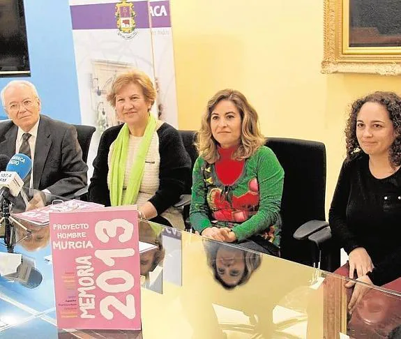 De izquierda a derecha, Tomás Zamora y Carmen Ruiz, junto a las responsables de Proyecto Hombre. 