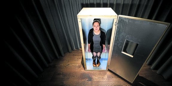 Una joven dentro del acumulador de orgón. Concha de marfil con tallas eróticas (siglo XIX), masajeador vibratorio Veedee de principios del siglo XX, condones 'anti-baby' alemanes y anillos fálicos contra la masturbación (finales del siglo XIX, principios del XX). :: wellcome trust y science museum